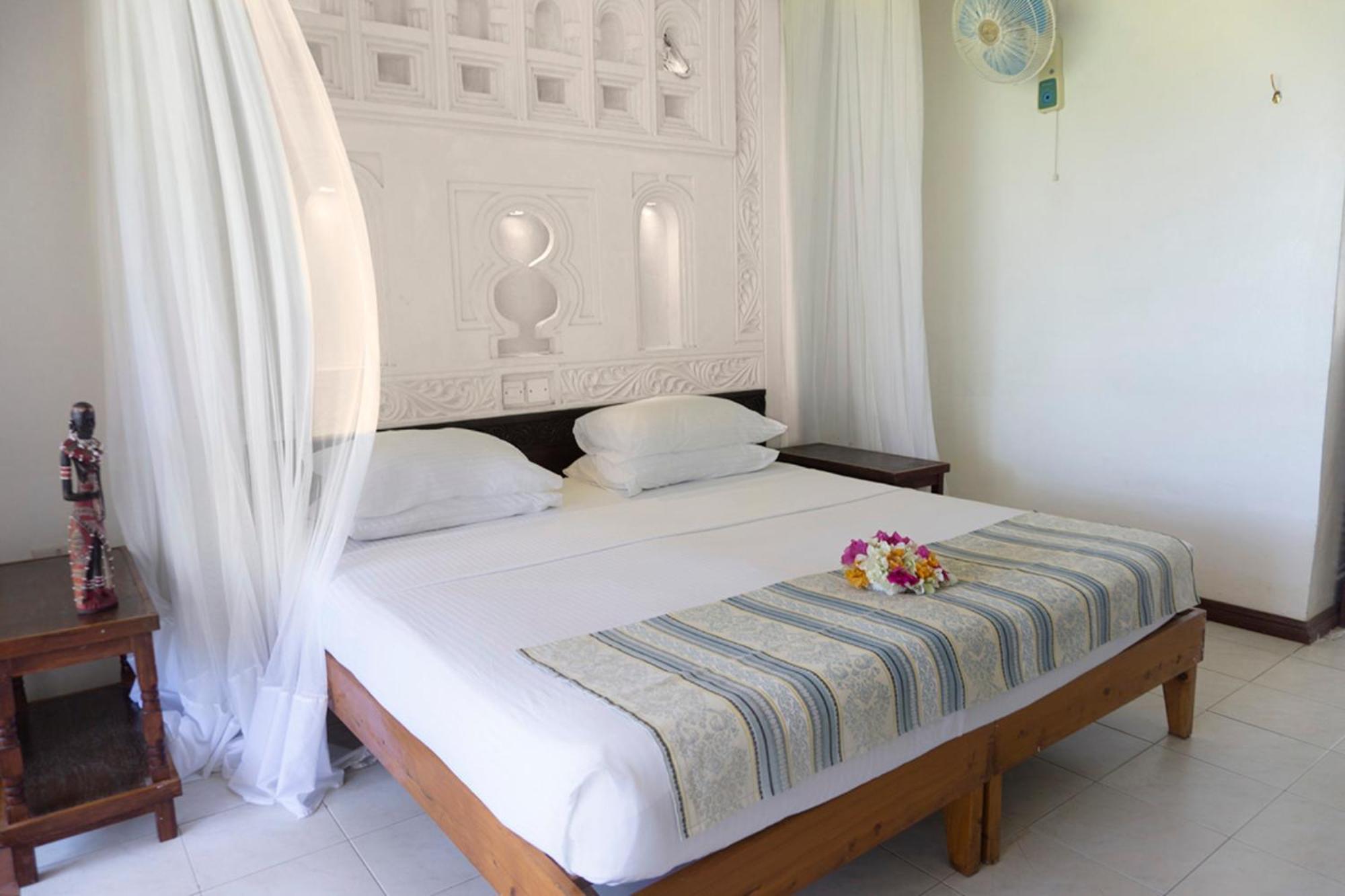Reef Hotel Mombasa Esterno foto