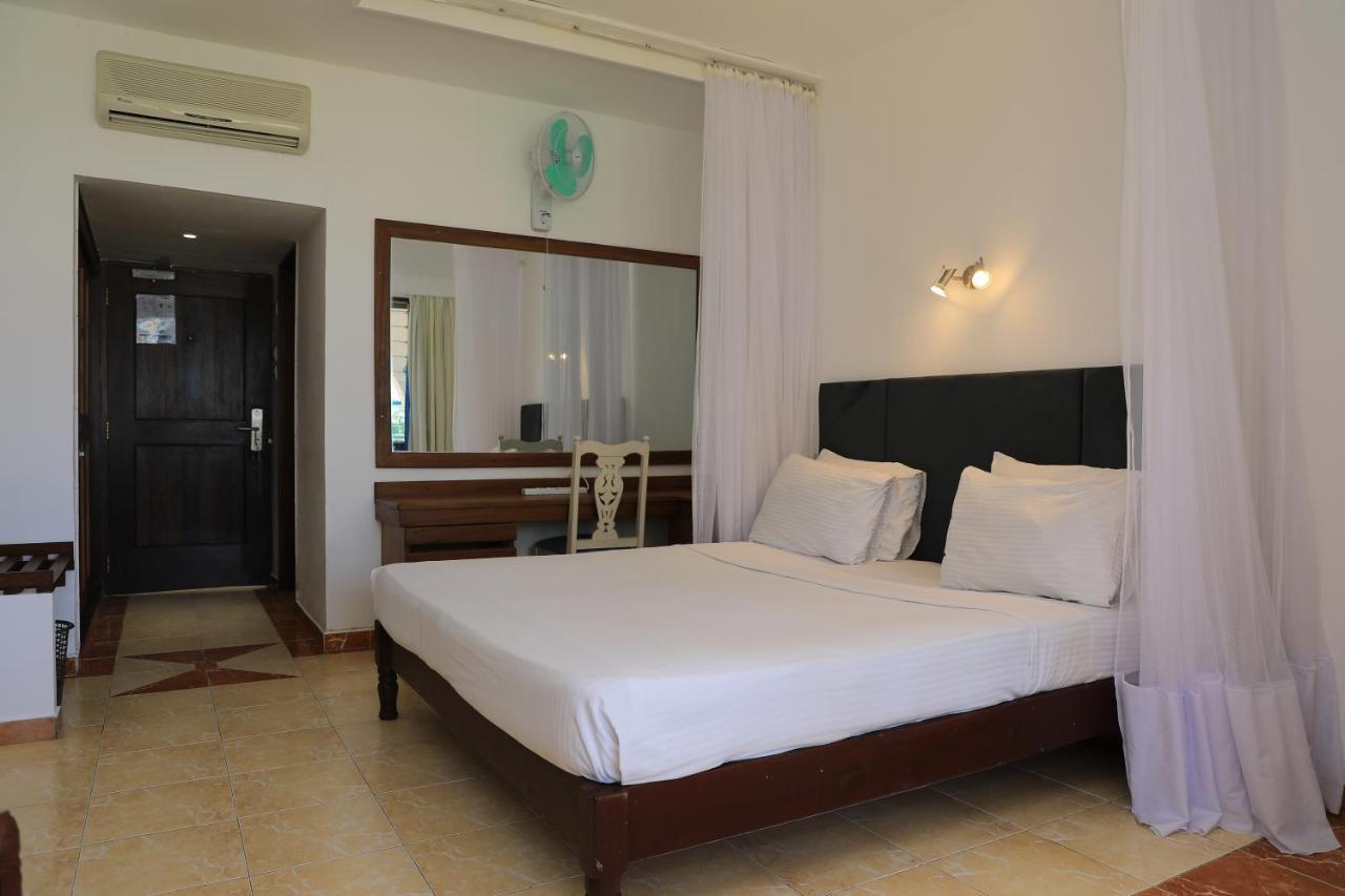 Reef Hotel Mombasa Esterno foto